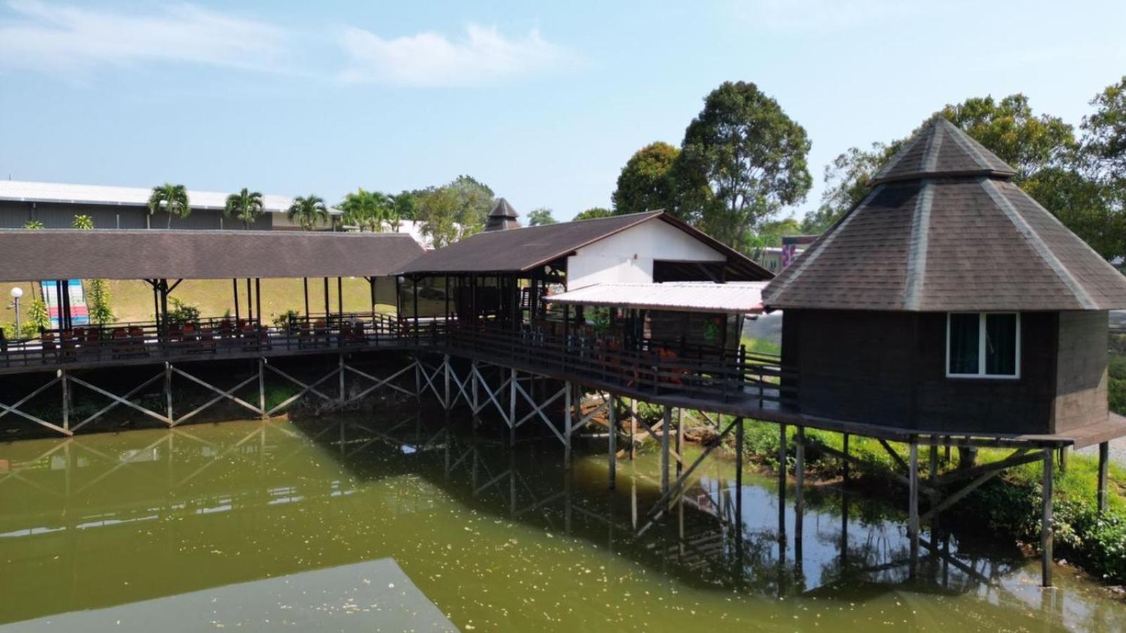 Hotel Putra Sentosa Retreat Camp, Sematan Esterno foto