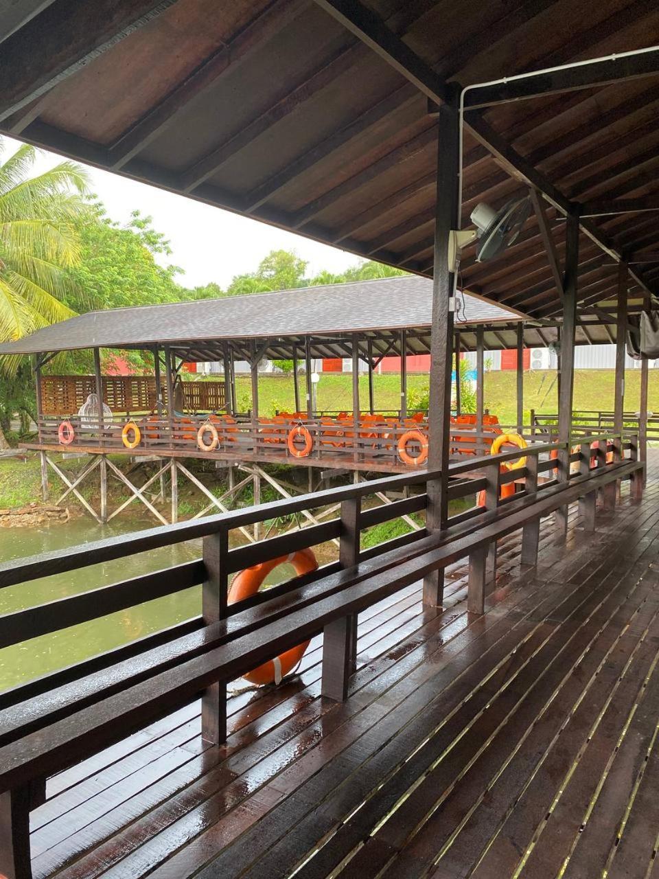 Hotel Putra Sentosa Retreat Camp, Sematan Esterno foto